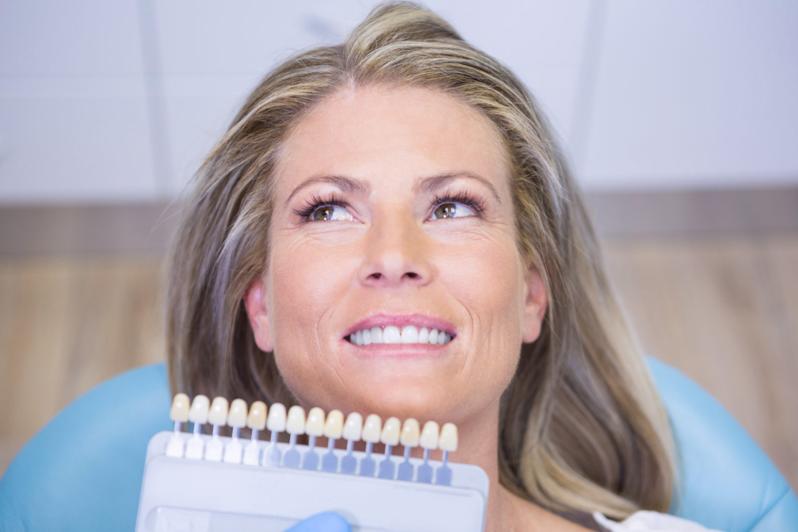 ¿Por qué se amarillean los dientes? Consejos para mantenerlos blancos 